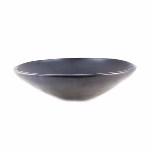 Platte Saladeschaal Black Pottery – Handgemaakte serveerschaal