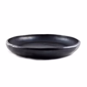 Bord met Kleine Rand Black Pottery – Handgemaakt en hittebestendig
